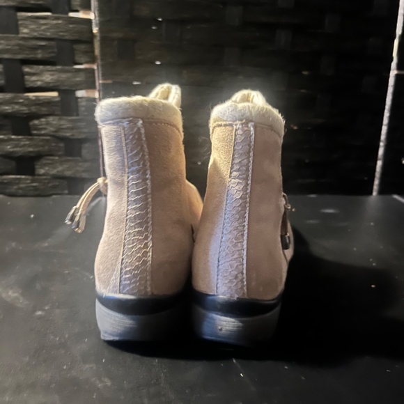 Sporto Women’s Faux Suede Ankle Boots - Picture 4 of 5